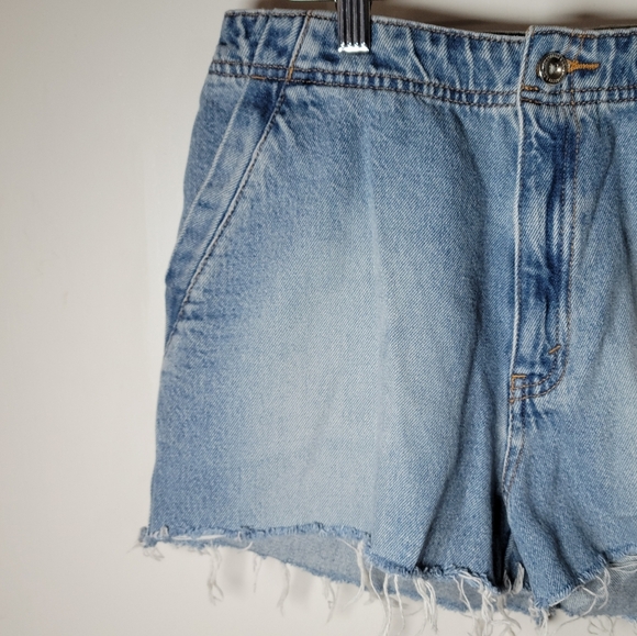 Vintage Levi's 2002 Adjustable Denim Shorts | 100% Cotton | Y2K Levi's | 8 - Picture 3 of 10